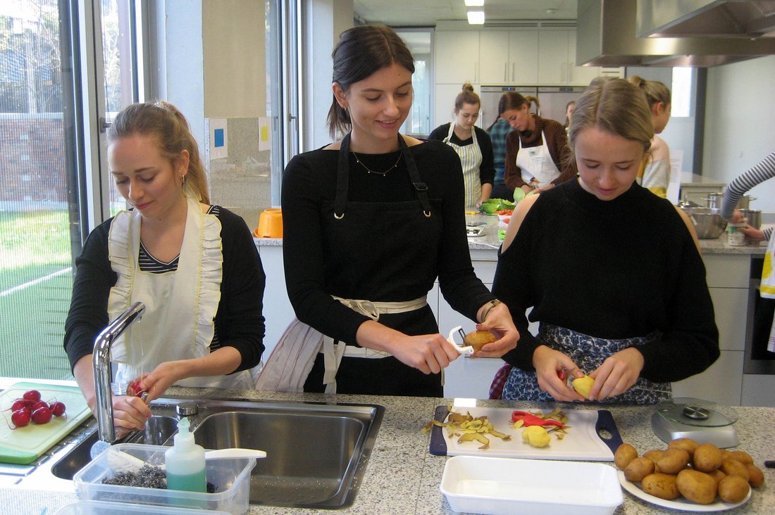 Studierende beim Kochworkshop im Ernährungszentrum Ludwigsburg.