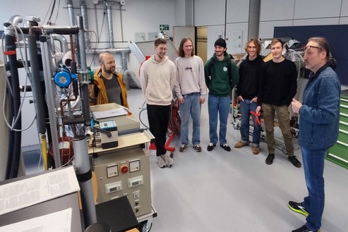 Laboringenieur Hartmut Finkbeiner stellt den Gästen der Hochschule für Forstwirtschaft in Rottenburg die technische Ausstattung des Labors für Versorgungs- und Energiemanagement vor.