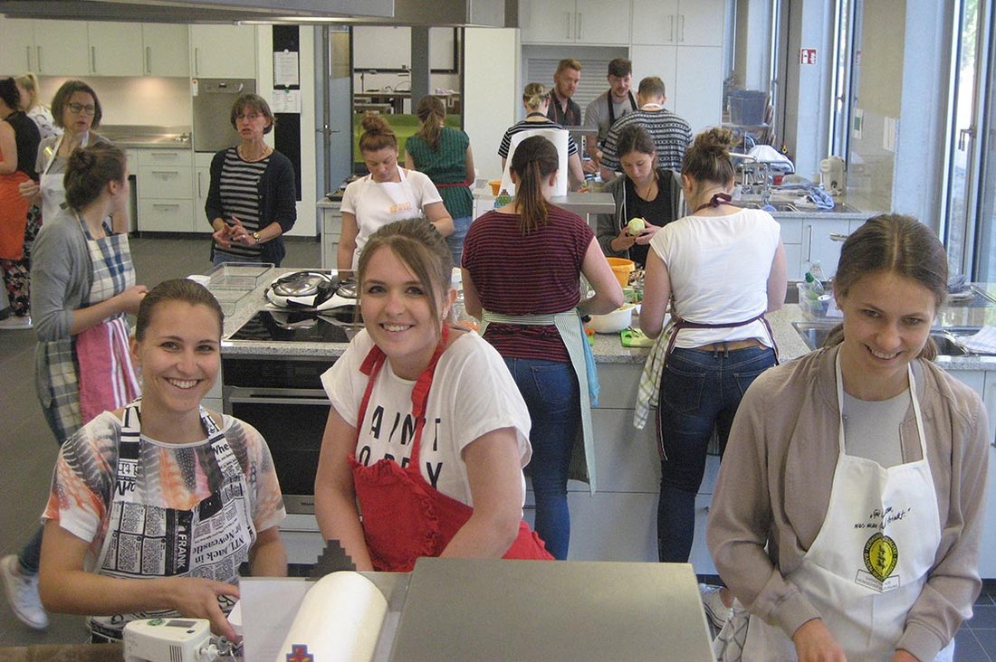 Studierende des 6. Semesters Soziale Arbeit an der DHBW Stuttgart beim Projekt "Zusammen kochen und essen" im Ernährungszentrum Ludwigsburg