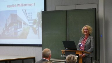 Herzlich Willkommen - im Studienzentrum Gesundheitswissenschaften & Management wurden die Studienanfängerinnen und -anfänger begrüßt. Herzlich Willkommen - im Studienzentrum Gesundheitswissenschaften & Management wurden die Studienanfängerinnen und -anfänger begrüßt.
