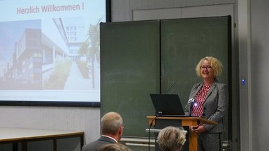 Herzlich Willkommen - im Studienzentrum Gesundheitswissenschaften & Management wurden die Studienanfängerinnen und -anfänger begrüßt. Herzlich Willkommen - im Studienzentrum Gesundheitswissenschaften & Management wurden die Studienanfängerinnen und -anfänger begrüßt.