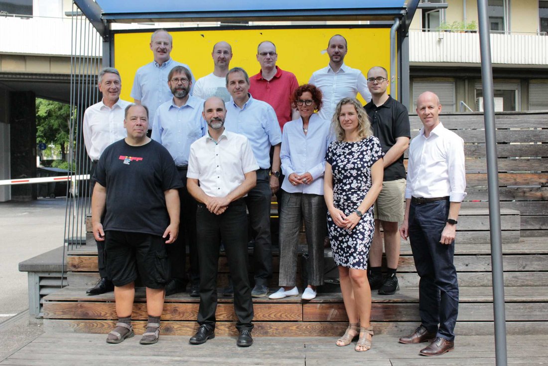 Gruppenfoto mit Rektor Prof. Dr. Joachim Weber und dem Professor*innen-Team des ZfKI