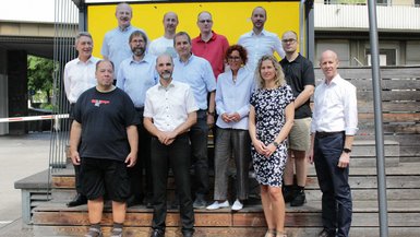 Rektor Prof. Dr. Joachim Weber und das Professor*innen-Team nach der Gründung des ZfKI an der DHBW Stuttgart. Gruppenfoto mit Rektor Prof. Dr. Joachim Weber und dem Professor*innen-Team des ZfKI