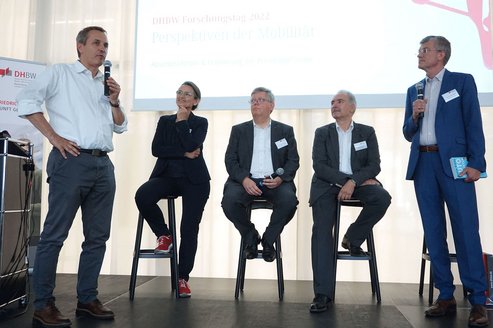 Staffelübergabe an die DHBW Stuttgart beim DHBW Forschungstag.