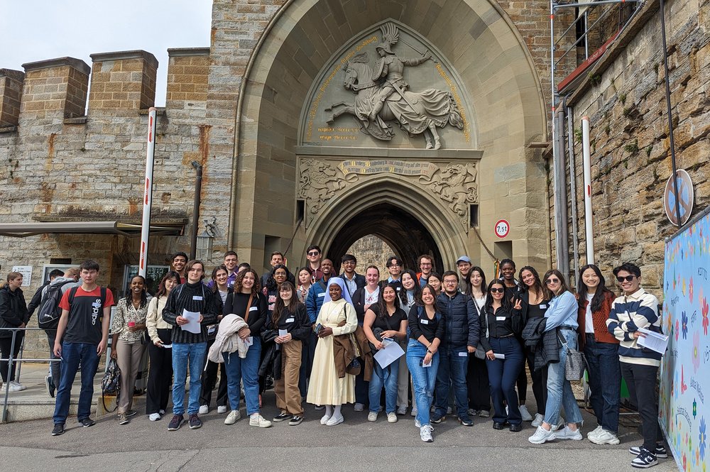 Die Teilnehmenden der Exkursion zur Burg Hohenzollern