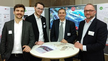 Das Projektteam der DHBW Stuttgart: Daniel Kraus, David Ramert, Prof. Dr.-Ing. Harald Mandel und Prof. Dr. Klaus Homann (v.l.n.r., Foto: DHBW Stuttgart) Das Projektteam der DHBW Stuttgart: Daniel Kraus, David Ramert, Prof. Dr.-Ing. Harald Mandel und Prof. Dr. Klaus Homann (v.l.n.r., Foto: DHBW Stuttgart)
