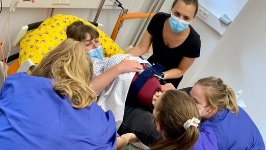 Fünf Teilnehmerinnen beim Simulationstraining