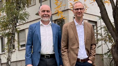 Martin Hipp (CFO bei ABS SE) und Prof. Dr. Detlef Hellenkamp (Studiengangsleiter BWL-Bank an der DHBW Stuttgart) Martin Hipp (CFO bei ABS SE) und Prof. Dr. Detlef Hellenkamp (Studiengangsleiter BWL-Bank an der DHBW Stuttgart)