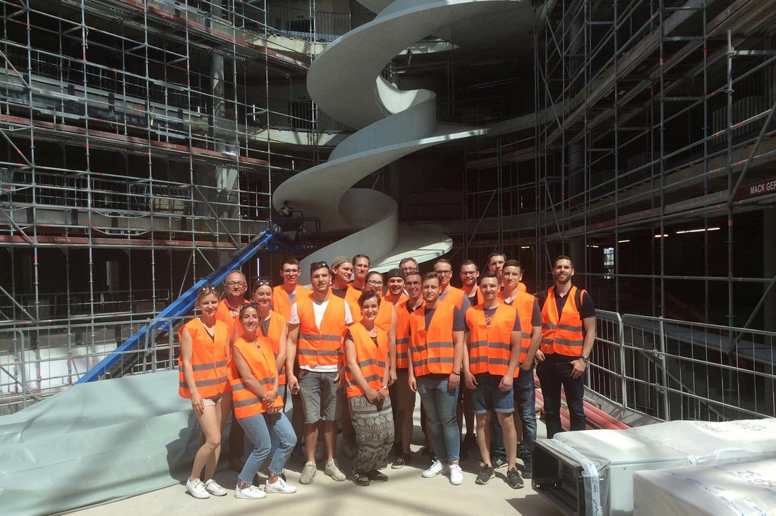 Die Sechstsemester der Studienrichtung Wirtschaftsingenieurwesen-Facility Management der DHBW Stuttgart bei der Besichtigung der Baustelle des Neubaus der Fakultät Technik 