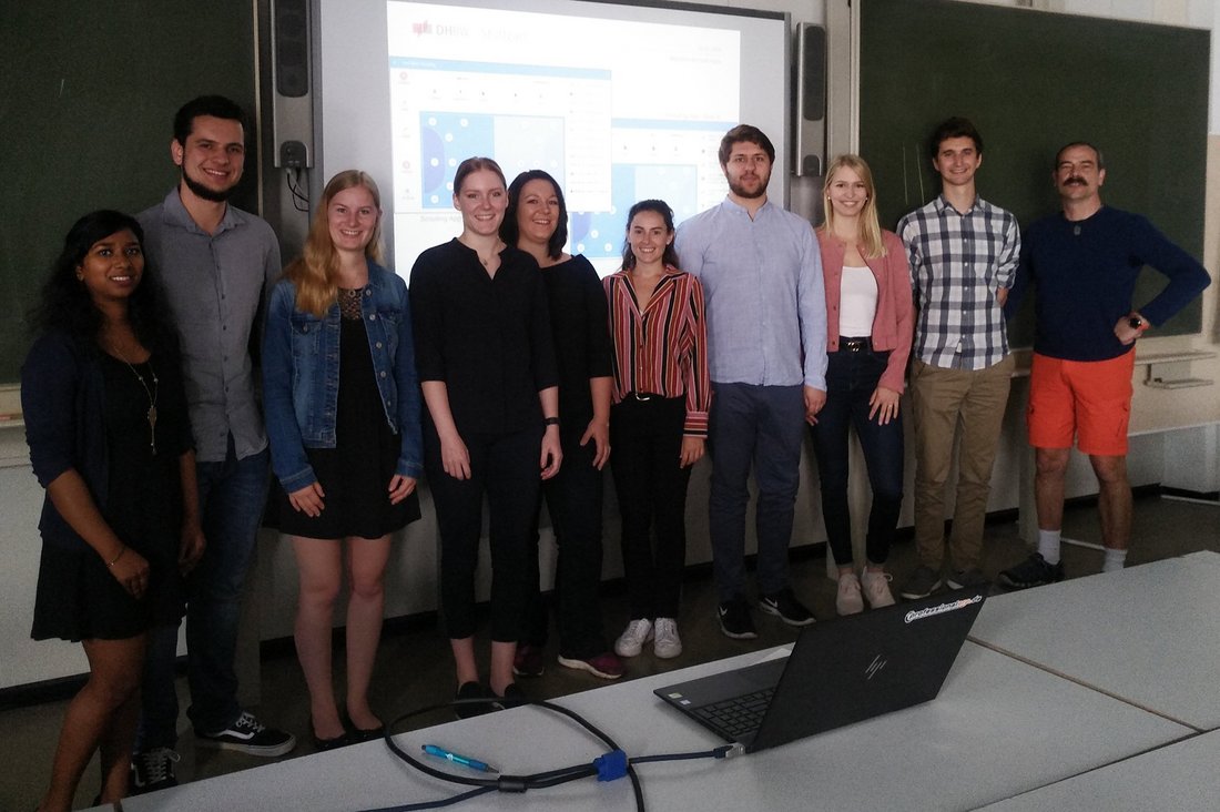 Studierende im Projekt CoCoAnDa mit Prof. Dr. Friedemann Schwenkreis (ganz rechts)