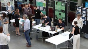 Blick von oben auf einen Teil der Projektstände