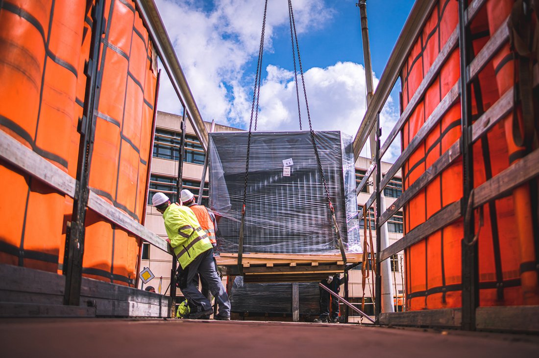 Ankunft und Montage des thermischen Windkanals im Neubau