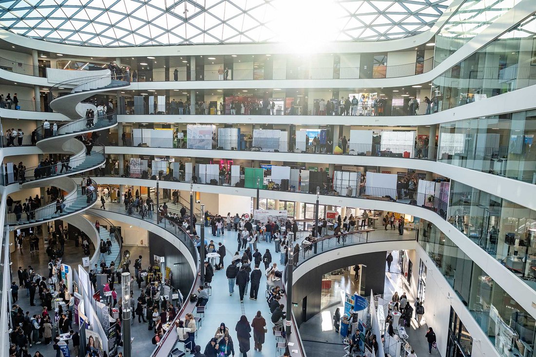 Fakultät Technik in der Lerchenstraße 1: Blick ins Atrium mit vielen Besucher*innen. 