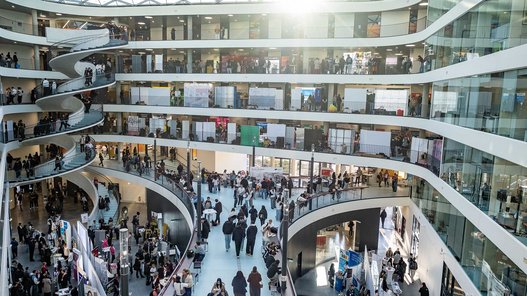 Fakultät Technik in der Lerchenstraße 1: Blick ins Atrium mit vielen Besucher*innen. 