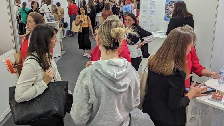 Besucherinnen auf der herCareer Expo 2023 in München