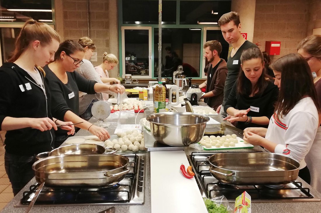 Studierende aller Fakultäten der DHBW Stuttgart beim mexikanischen Kochevent im Rahmen der Ringvorlesung "So isst die Welt".