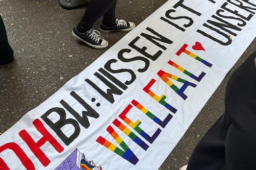 Foto eines selbst gemalten Banners, auf dem steht: "DHBW: Wissen ist Macht, Vielfalt unsere Stärke"