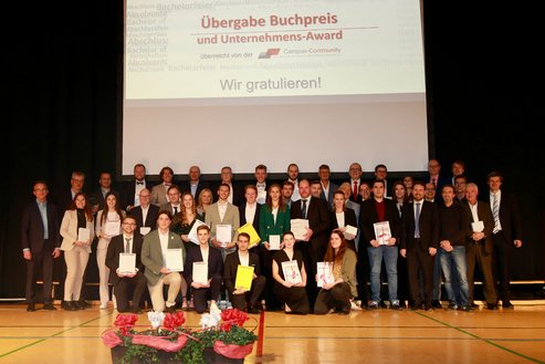 Die Jahrgangsbesten werden für ihre sehr guten Studienleistungen geehrt.