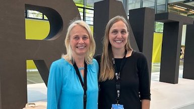 Prof.in Dr. Margrit Ebinger und Prof.in Dr. Bettina Flaiz bei der Learntec in Karlsruhe 