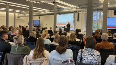 Prof. Dr. Bettina Flaiz begrüßt die Teilnehmenden des Symposiums „DHBW meets Palliative Care“ an der DHBW Stuttgart