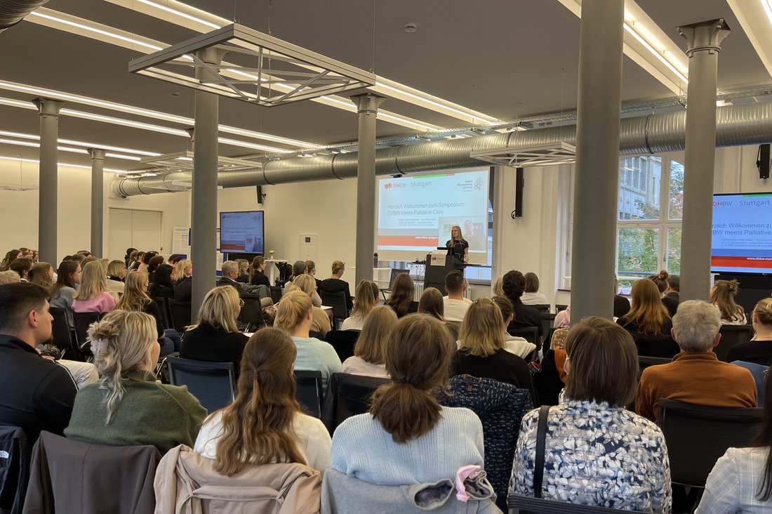 Prof. Dr. Bettina Flaiz begrüßt die Teilnehmenden des Symposiums „DHBW meets Palliative Care“ an der DHBW Stuttgart