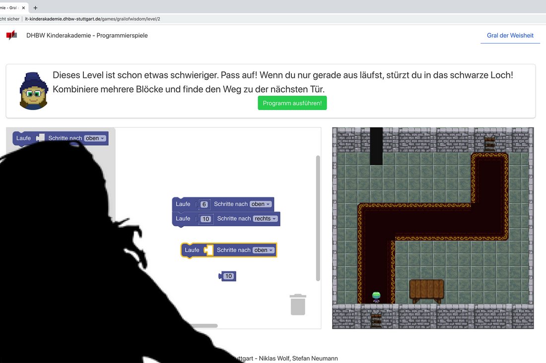 Mädchen programmieren beim digitalen Girls´ Day an der DHBW Stuttgart Computerprogramme
