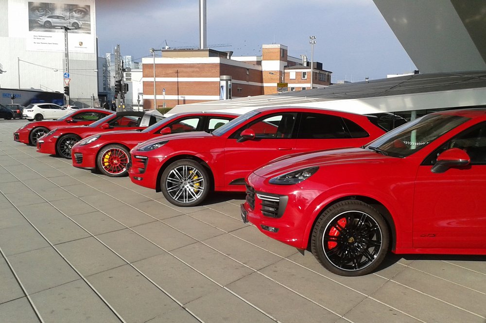 Rote Porsches vor dem Porschemuseum bei der Exkursion des Fördervereins der DHBW Stuttgart