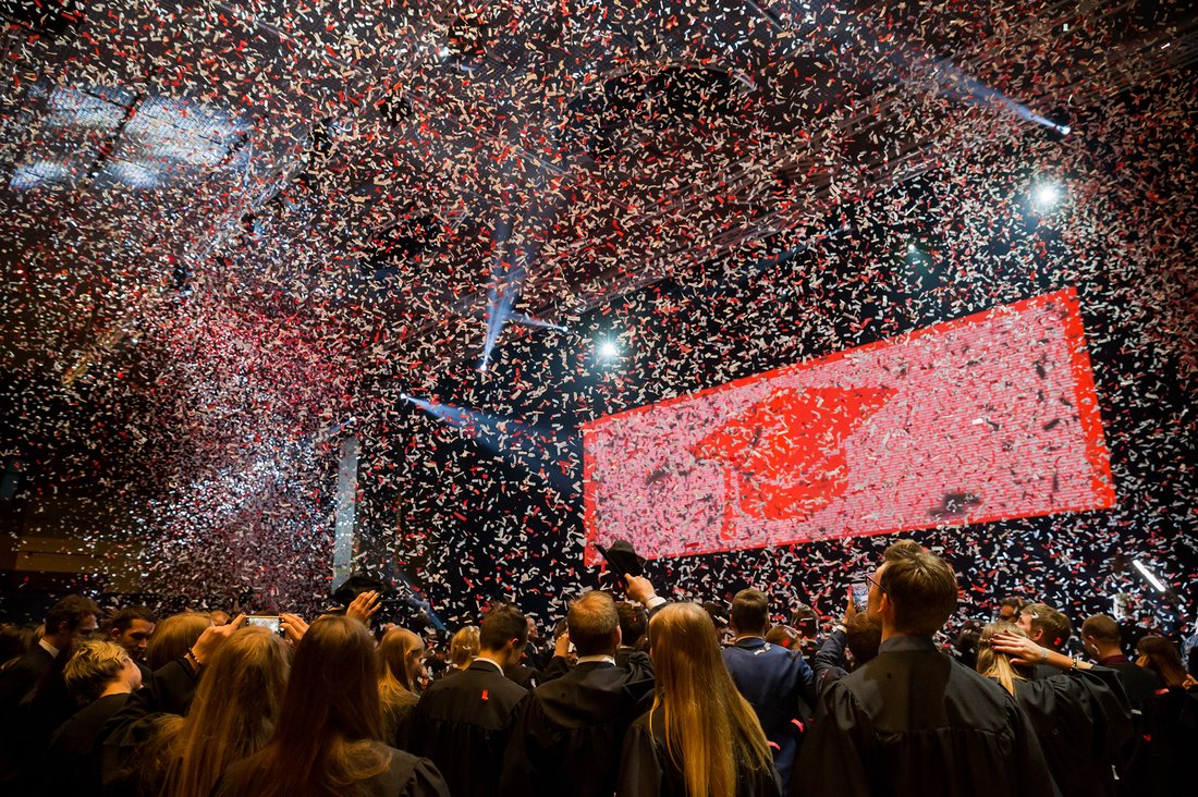 Konfettiregen für über 1.000 Bachelors in Talar und Barett