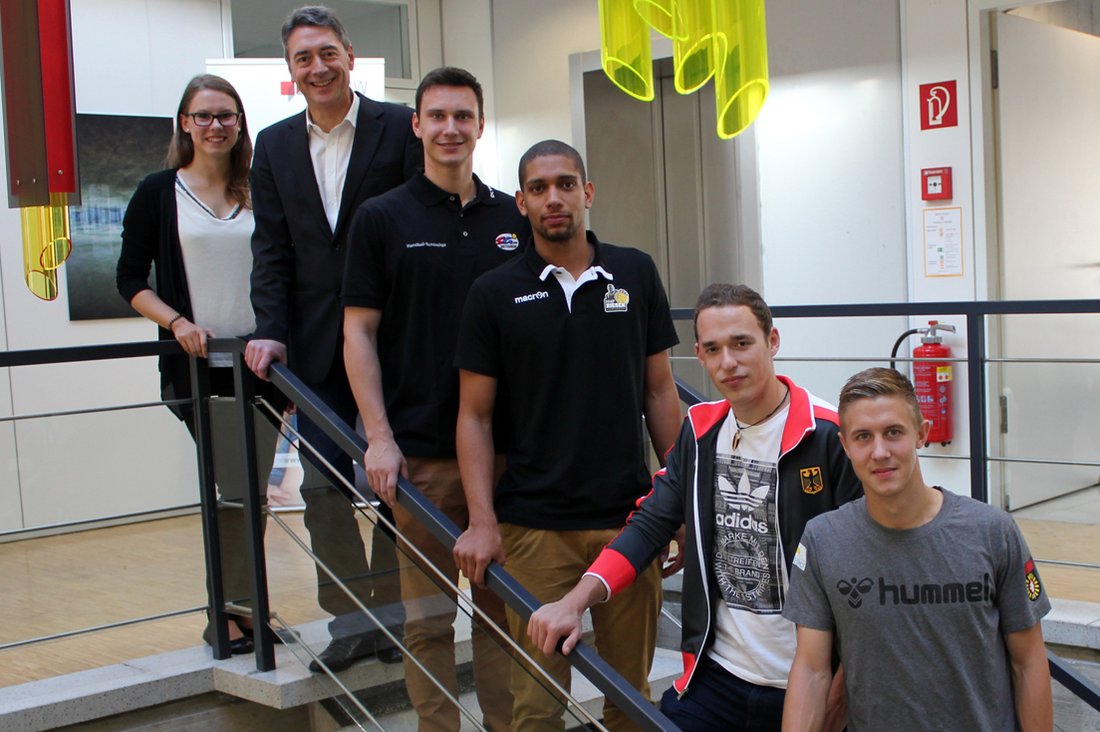 Von rechts nach links: Katharina Martin (Mitarbeiterin Hochschulsport), Prof. Dr. Joachim Weber (Rektor DHBW Stuttgart), Max Emanuel (Handball), Yannick Armbrust (Basketball), Florian Lickteig (Leichtathletik), Sebastian Schieck (Fußball). Nicht im Bild: Philipp Holzner (Sportschießen), André Link (Sportschießen).