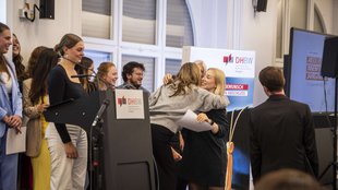 Ehrung der Absolvent*innen, die sich während ihres Studiums für die Hochschule eingesetzt hatten.