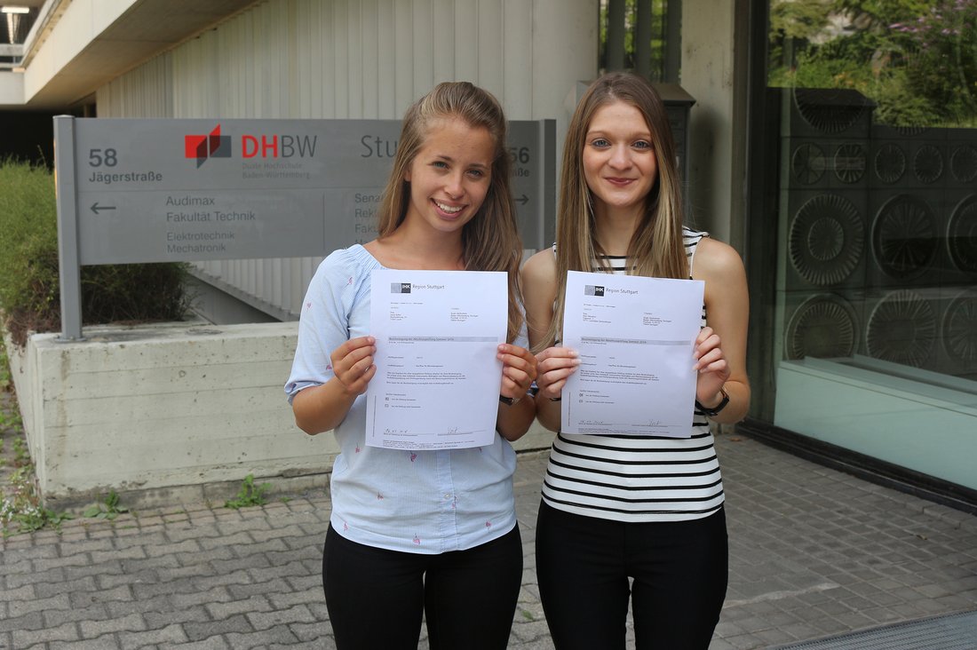 Linda Keller und Eleni Moudioti nach dem erfolgreichen Abschluss ihrer Ausbildung an der DHBW Stuttgart