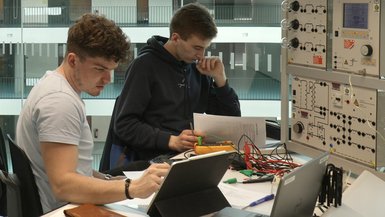 Elektrotechnik-Labor Transformator des Studiengangs Mechatronik Zwei Studierende führen im Elektrotechnik-Labor Transformator des Studiengangs Mechatronik einen Versuch durch.