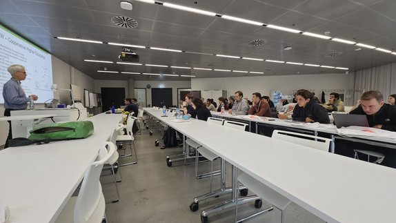 Vorlesung vor Gruppe mit Professor