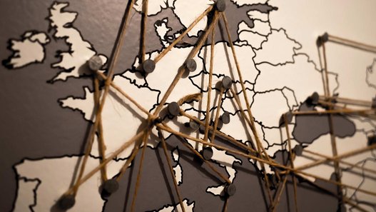 Internationales Modul IEIC für Studierende der Fakultät Technik an der DHBW Stuttgart gestartet. Kartenausschnitt: Einige Punkte auf der Karten sind durch Nadeln markiert und mit Fäden verbunden.