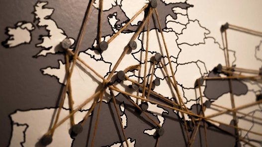 Internationales Modul IEIC für Studierende der Fakultät Technik an der DHBW Stuttgart gestartet. Kartenausschnitt: Einige Punkte auf der Karten sind durch Nadeln markiert und mit Fäden verbunden.