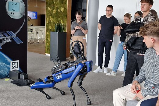 Teilnehmende erleben Einsatzmöglichkeiten der KI im Rahmen von Robotik.