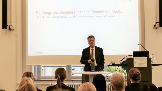 Prof. Dr. Giovanni Maio bei seinem Vortrag „Die Sorge als identitätsstiftendes Element der Medizin“ an der DHBW Stuttgart
