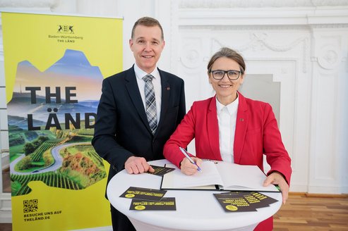 Präsidentin Prof. Dr. Martina Klärle und Kanzler Dr. Wolf Dieter Heinbach bei der Unterzeichnung (Foto: MWK BW / Jan Potente)