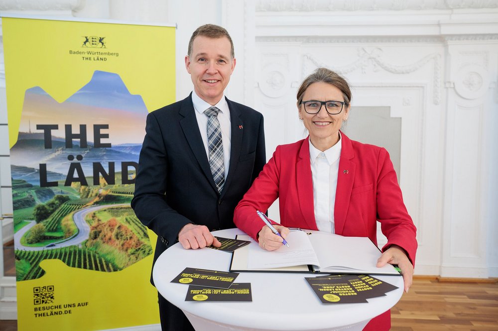 Präsidentin Prof. Dr. Martina Klärle und Kanzler Dr. Wolf Dieter Heinbach bei der Unterzeichnung (Foto: MWK BW / Jan Potente)