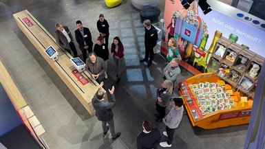 In zahlreichen Workshops und Diskussionen wurden weitere Details für eine gemeinsame Nachhaltigkeitsstrategie der DHBW erarbeitet. Blick von oben auf Teilnehmende des Treffens