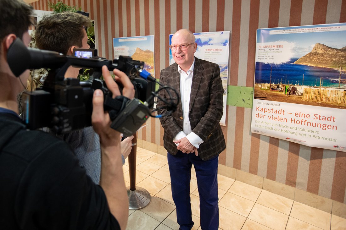 Prof. Dr. Müllerschön im Interview bei der Filmpremiere „Kapstadt – eine Stadt der vielen Hoffnungen - Die Arbeit von NGOs und Volunteers in der Stadt der Hoffnung und in Paternoster“