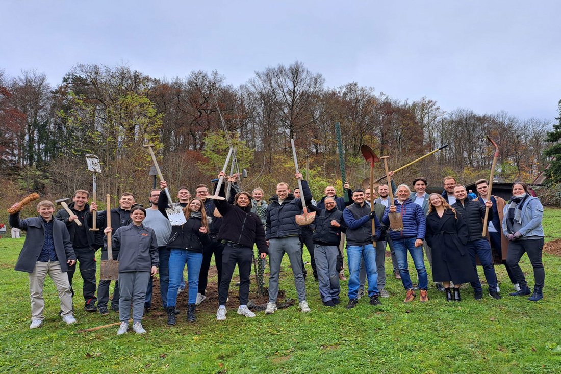 Der Alumni-Wald wird um acht weitere Bäume bereichert; Bacherlorfeier 2024