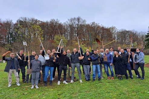 Der Alumni-Wald wird um acht weitere Bäume bereichert; Bacherlorfeier 2024