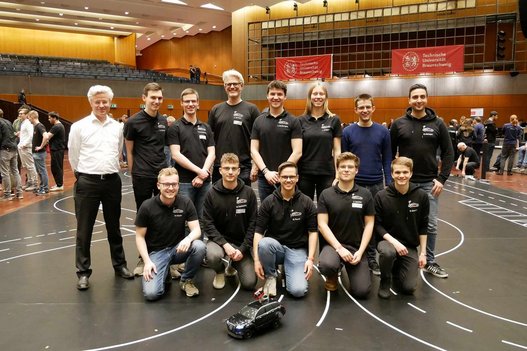 Studierende bei Wettbewerb für autonome Modellfahrzeuge Studierende bei Wettbewerb für autonome Modellfahrzeuge