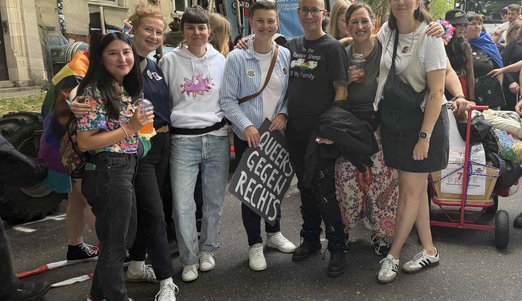 Gruppenfoto mit Teilnehmenden