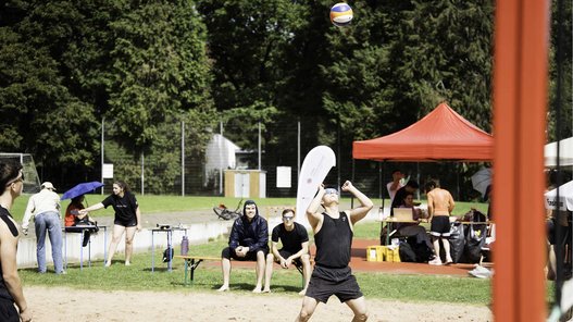 Spieler in Aktion beim Beachvolleyballturnier (Copyright: Leonard Eckert)