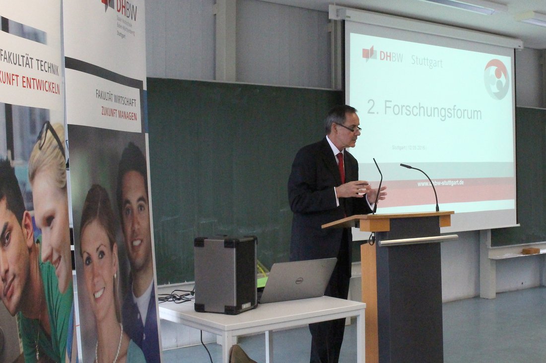 Prof. Arnold van Zyl (PhD / Univ. of Cape Town) eröffnet das 2. Forschungsforum der DHBW Stuttgart.