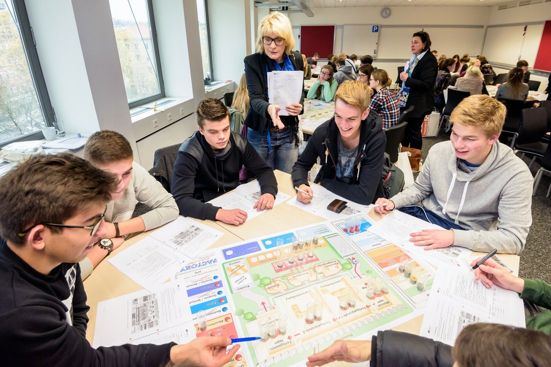 Schülergruppen beim Planspiel im Zentrum für Management Simulation (ZMS) der DHBW