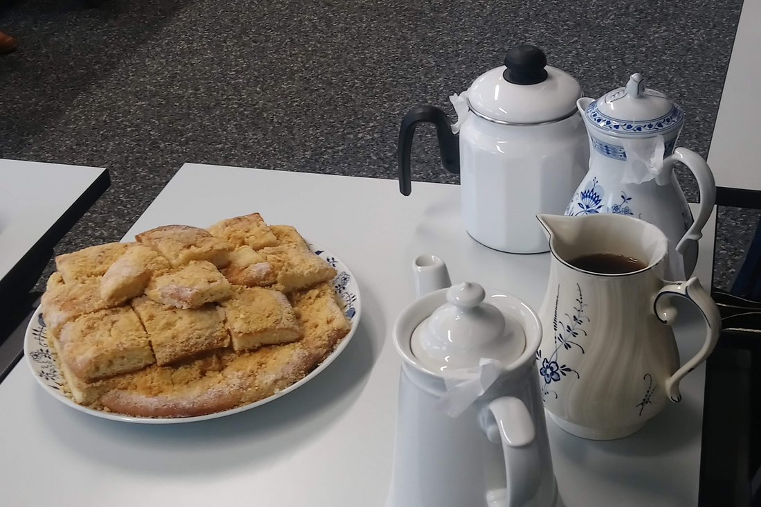 Ostfriesischer Tee und Butterkuchen bei der ostfriesischen Teezeremonie im Rahmen der Ringvorlesung "Wie isst die Welt?" an der DHBW Stuttgart