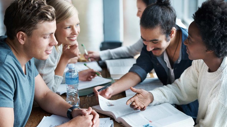 Studierende International Business and Management beim Lernen Studierende International Business and Management